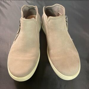 Ecco Women’s Soft Low Cut Zip Ankle Bootie in a size 36  US 5.5 -6